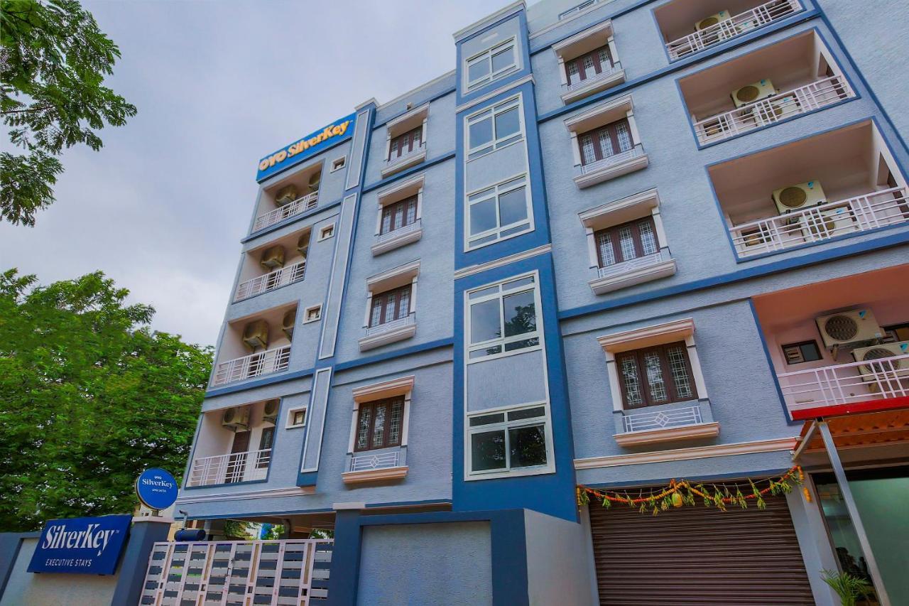 Hotel Oyo Silverkey 74581 Nallagandla Hyderabad Esterno foto